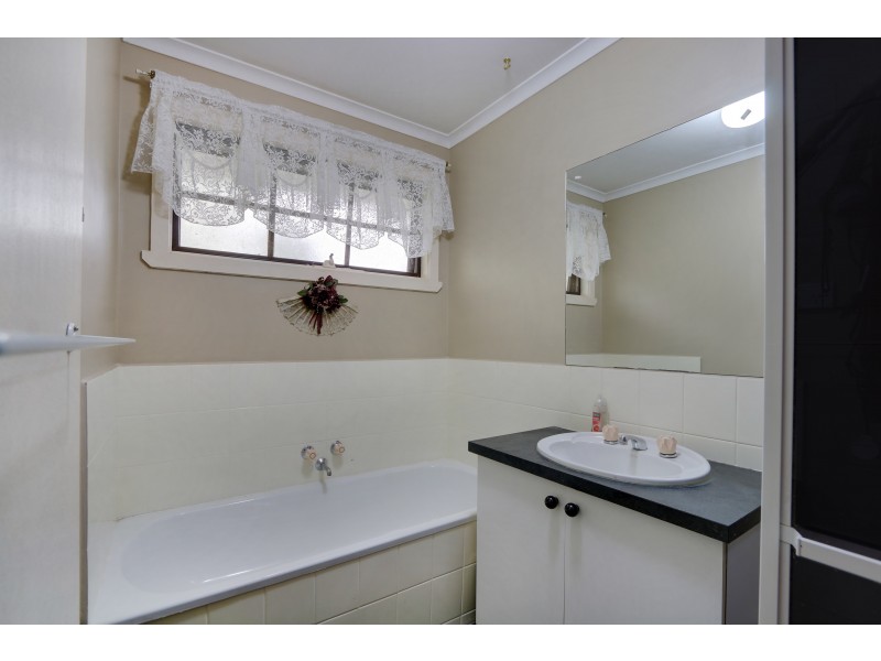 4 Cairncroft Avenue, Launching Place VIC 3139