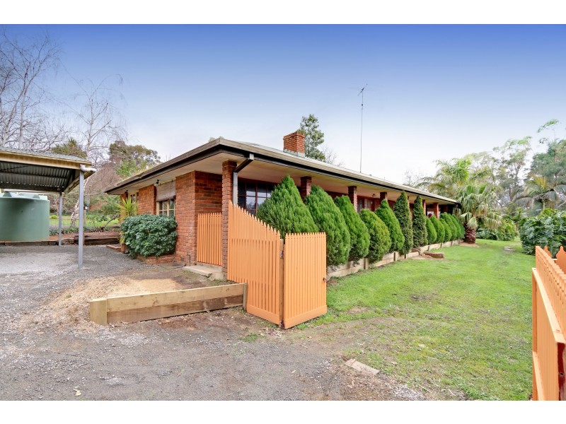 4 Cairncroft Avenue, Launching Place VIC 3139