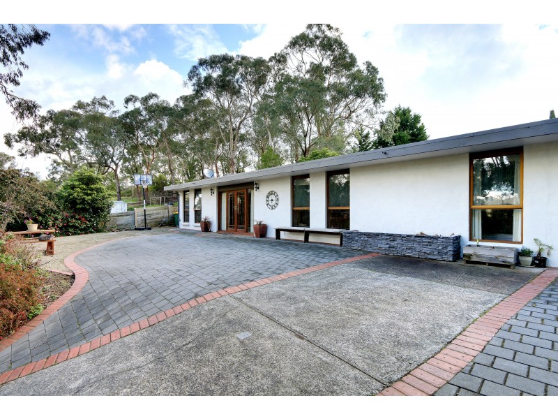 8 Braeside Drive, Launching Place VIC 3139