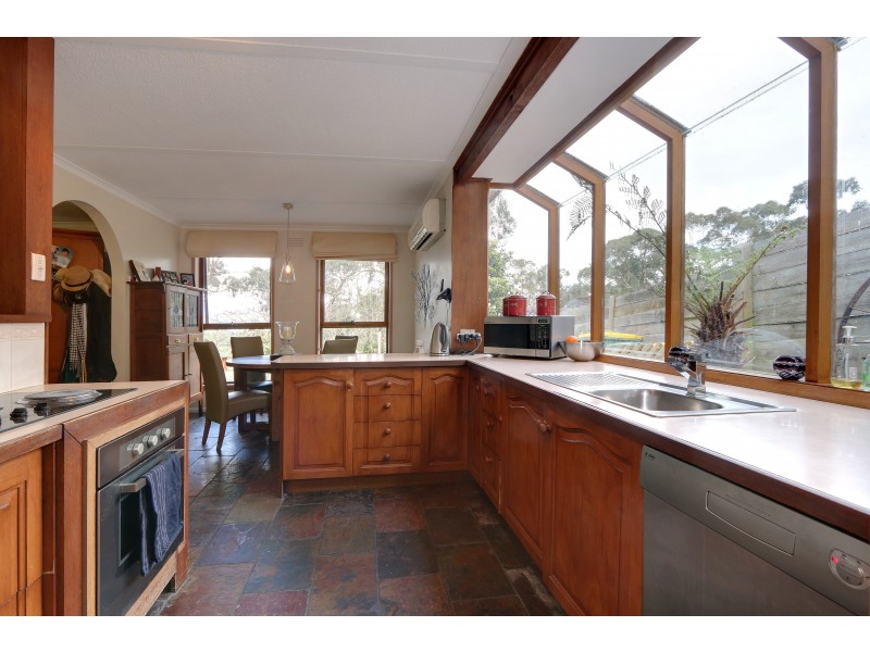 8 Braeside Drive, Launching Place VIC 3139