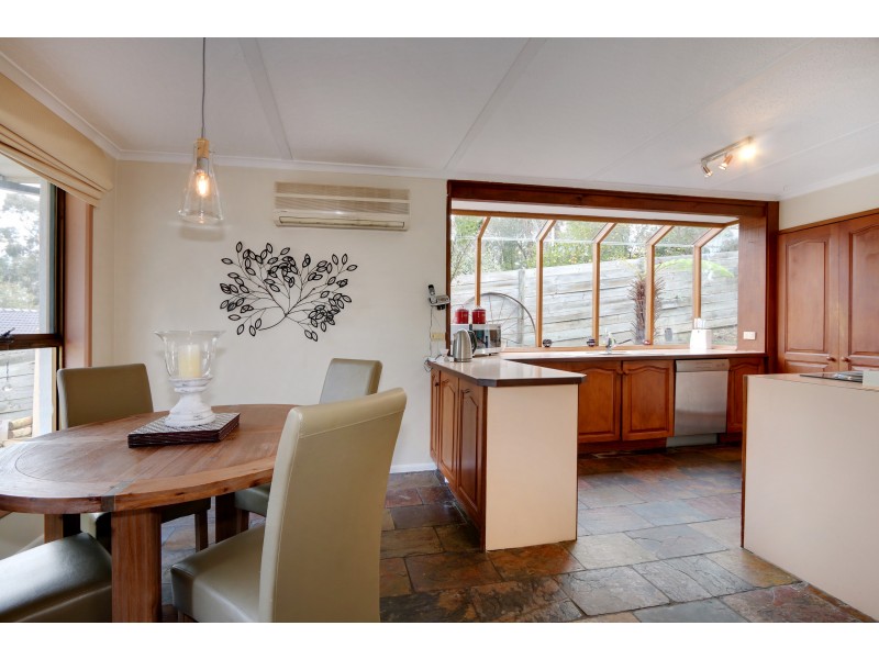 8 Braeside Drive, Launching Place VIC 3139