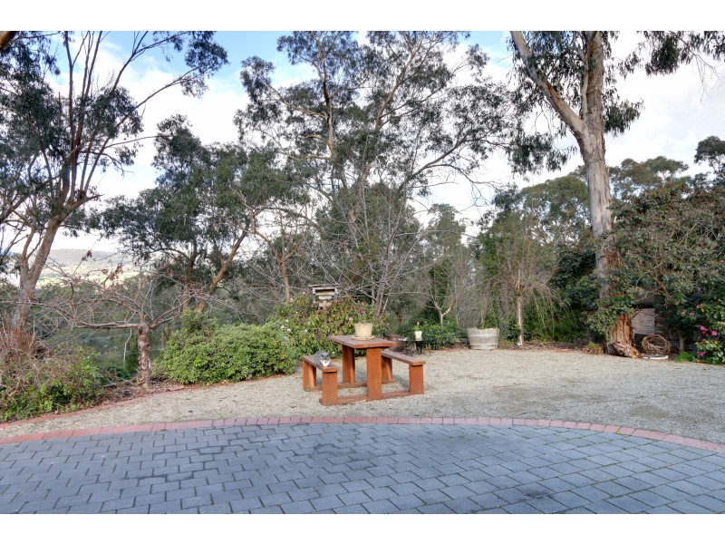 8 Braeside Drive, Launching Place VIC 3139