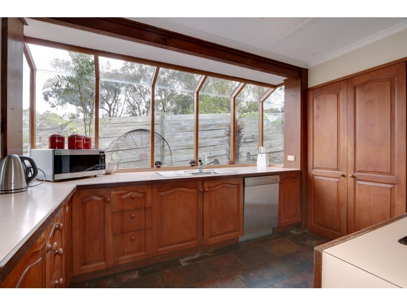 8 Braeside Drive, Launching Place VIC 3139