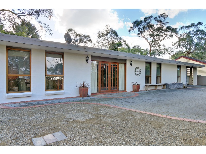 8 Braeside Drive, Launching Place VIC 3139