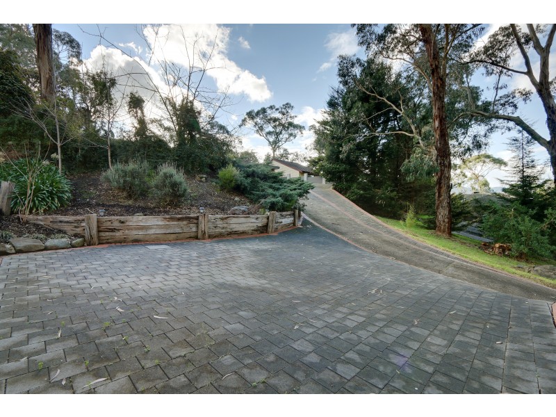 8 Braeside Drive, Launching Place VIC 3139