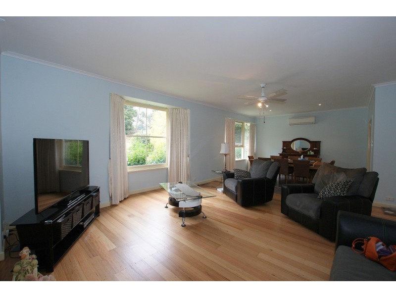 7 Railway Parade, Wandin North VIC 3139