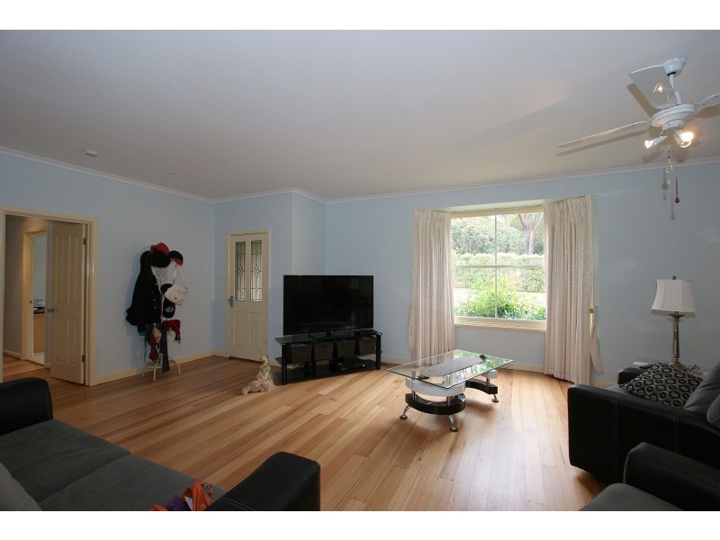 7 Railway Parade, Wandin North VIC 3139