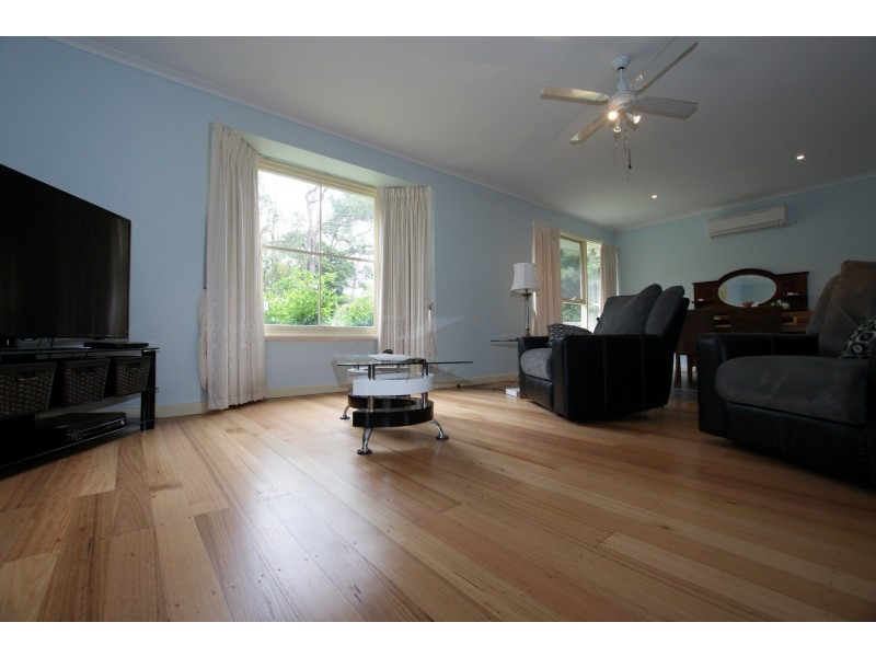 7 Railway Parade, Wandin North VIC 3139