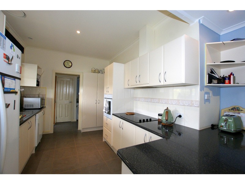 7 Railway Parade, Wandin North VIC 3139