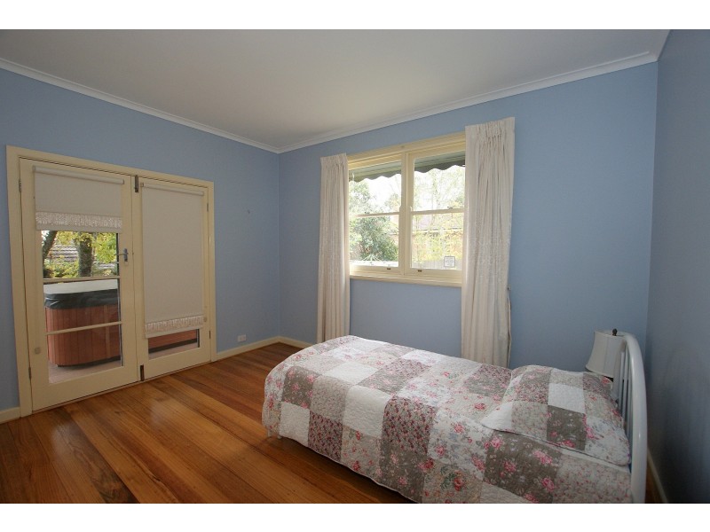 7 Railway Parade, Wandin North VIC 3139