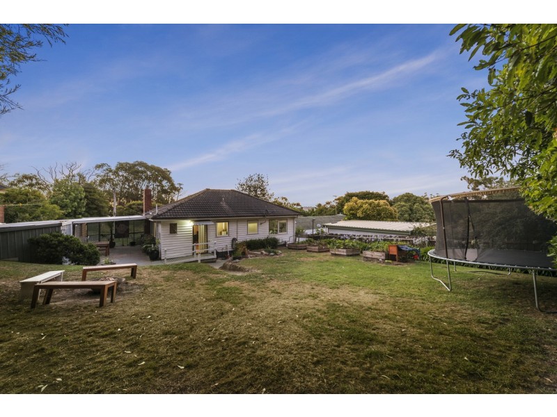 17 Ash Grove, Montrose VIC 3765