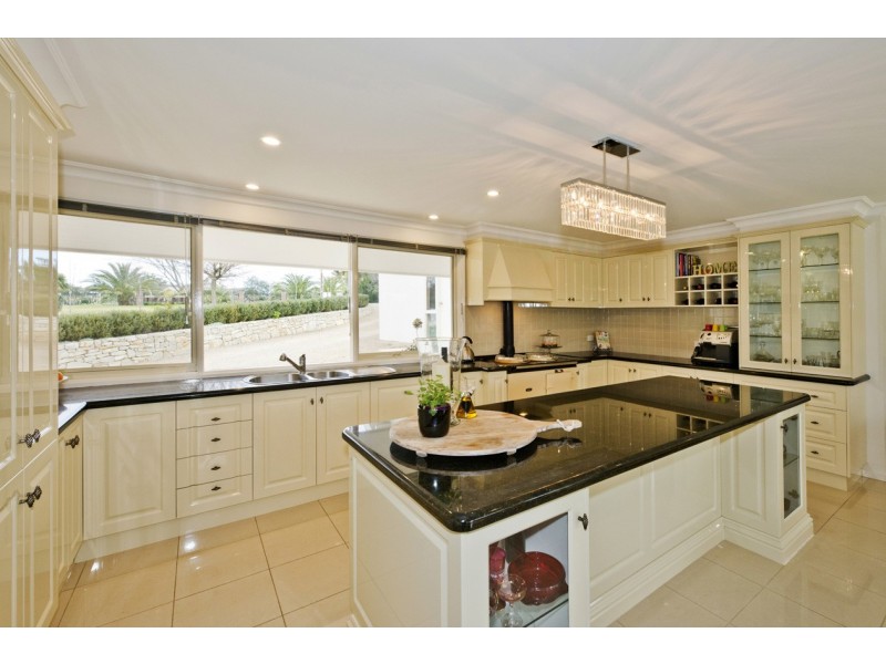 8 Pinewood Drive, Templestowe VIC 3106