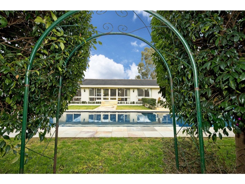 8 Pinewood Drive, Templestowe VIC 3106