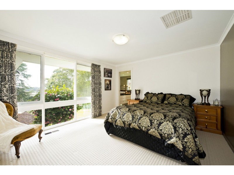8 Pinewood Drive, Templestowe VIC 3106