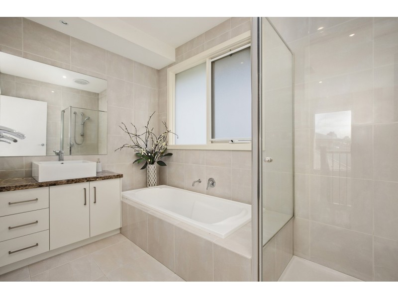2/4 Boronia Grove, Doncaster East VIC 3109