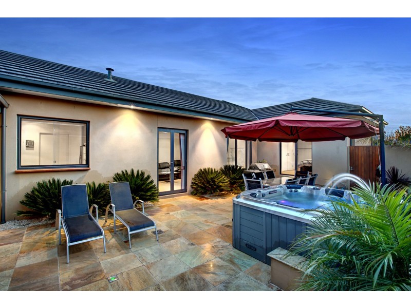 6 Carnoustie Lane, Chirnside Park VIC 3116