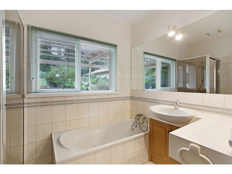 35 Pinewood Avenue, Ringwood East VIC 3135