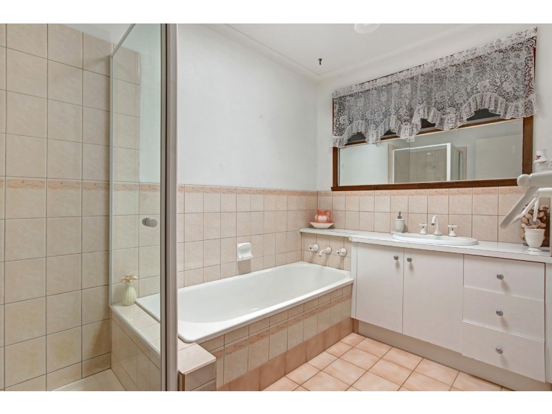 8 Baringa Road, Croydon North VIC 3136