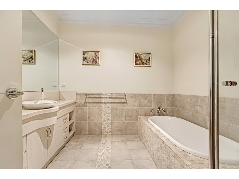 6 St John Circle, Chirnside Park VIC 3116