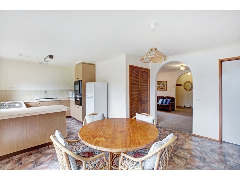 24 Valleyview Drive, Rowville VIC 3178