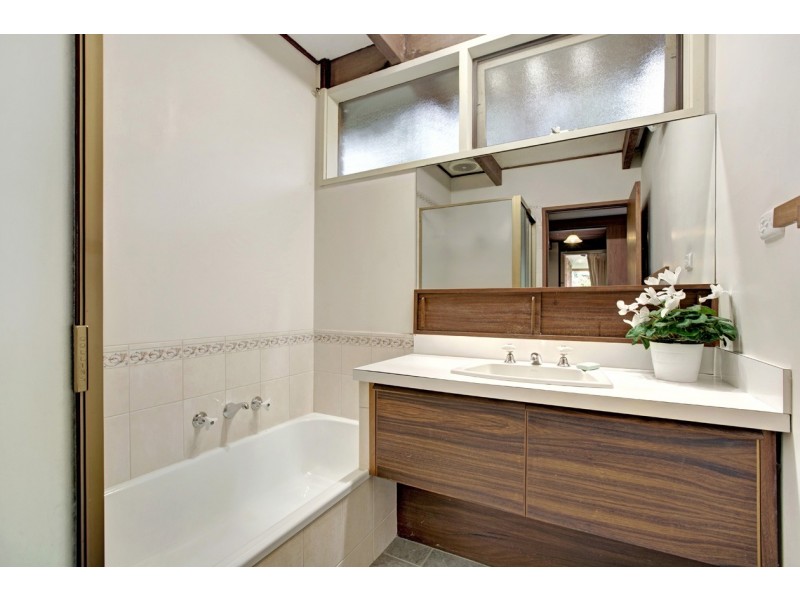 1 Sherwood Court, Croydon VIC 3136