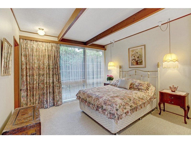 1 Sherwood Court, Croydon VIC 3136