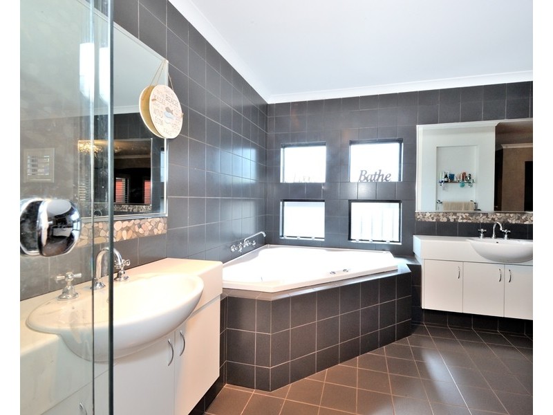 14 Waratah Circle, Halls Head WA 6210