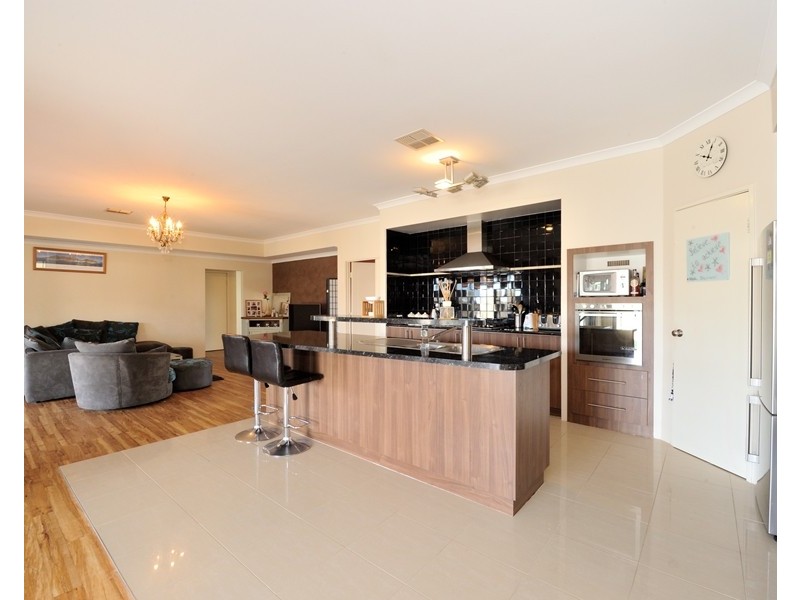 14 Waratah Circle, Halls Head WA 6210