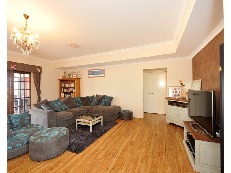 14 Waratah Circle, Halls Head WA 6210