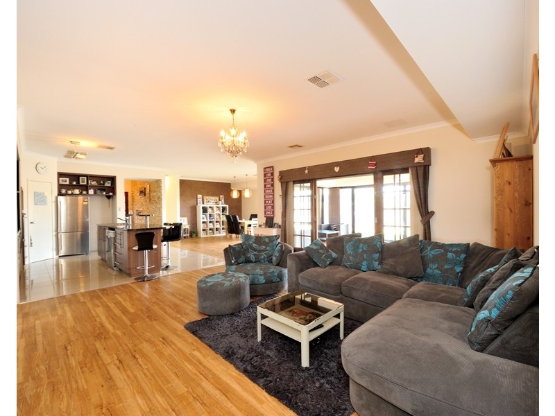 14 Waratah Circle, Halls Head WA 6210