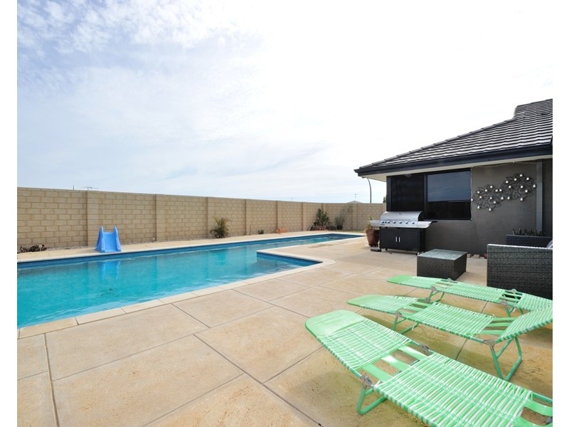 14 Waratah Circle, Halls Head WA 6210