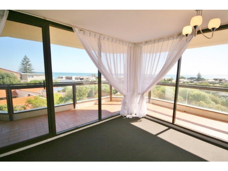 9/6a Valley Road, Halls Head WA 6210