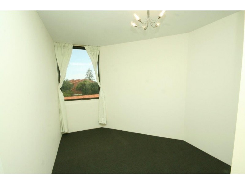 9/6a Valley Road, Halls Head WA 6210