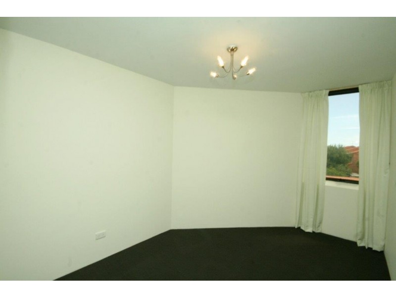 9/6a Valley Road, Halls Head WA 6210