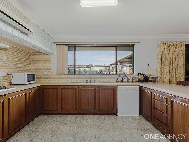 6 Maitland Close, Halls Head WA 6210