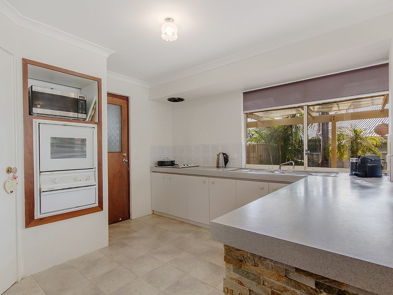 36 Silvertop Avenue, Halls Head WA 6210