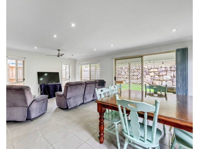 8 Crest Street, Narangba QLD 4504