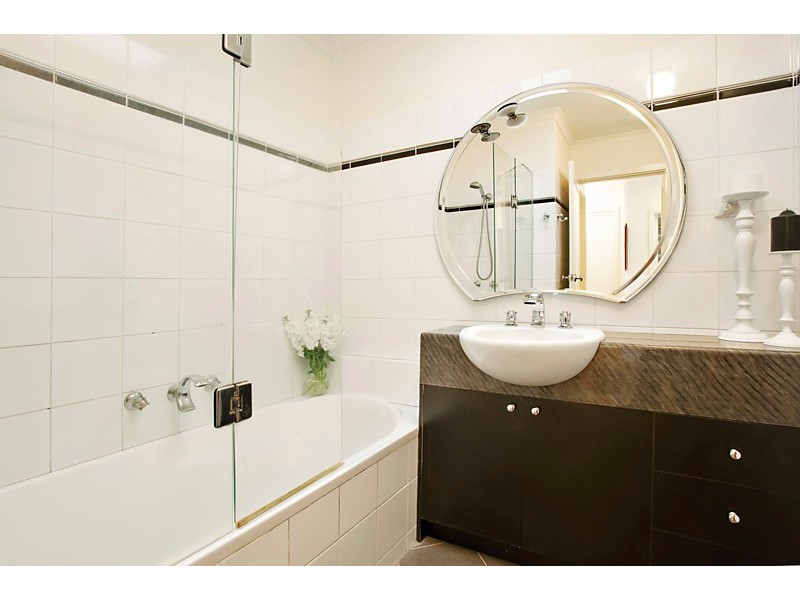 2/11 Sweetland Road, Box Hill VIC 3128