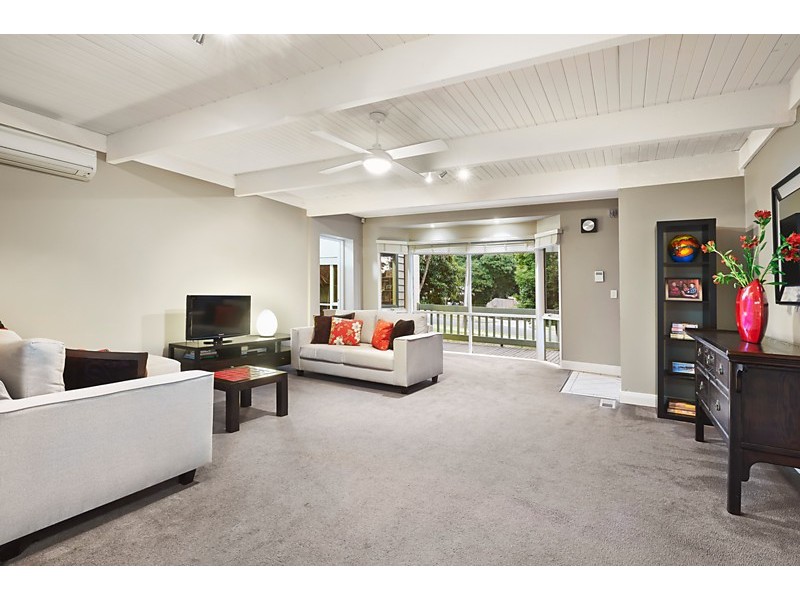 9 Halls Parade, Mitcham VIC 3132