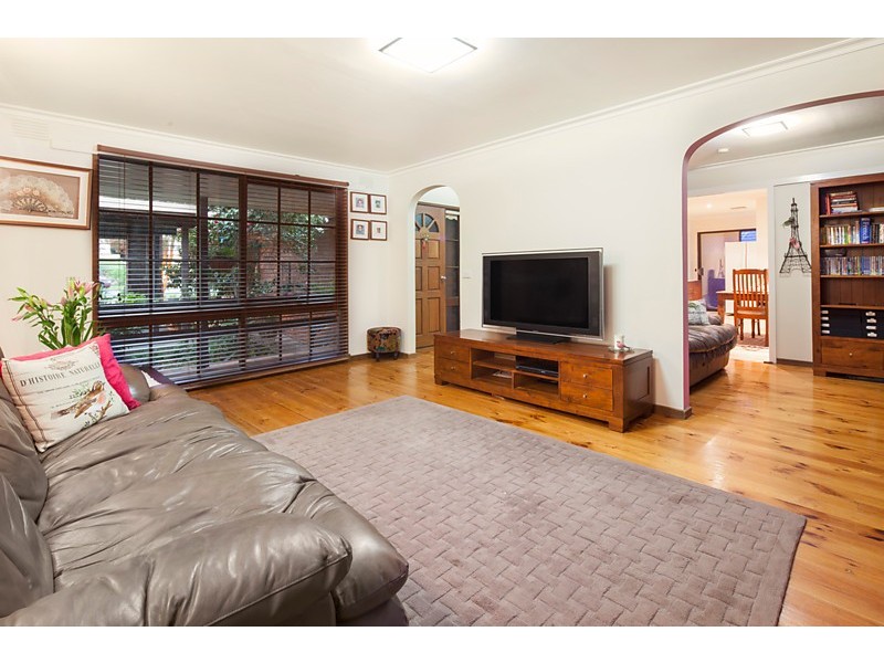 6 Locksley Chase, Vermont VIC 3133