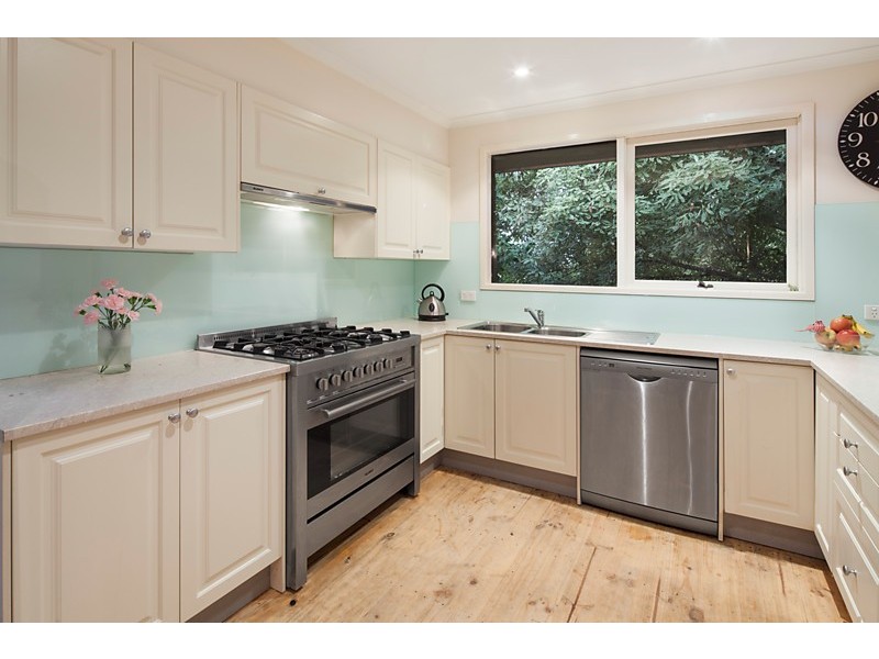 6 Locksley Chase, Vermont VIC 3133