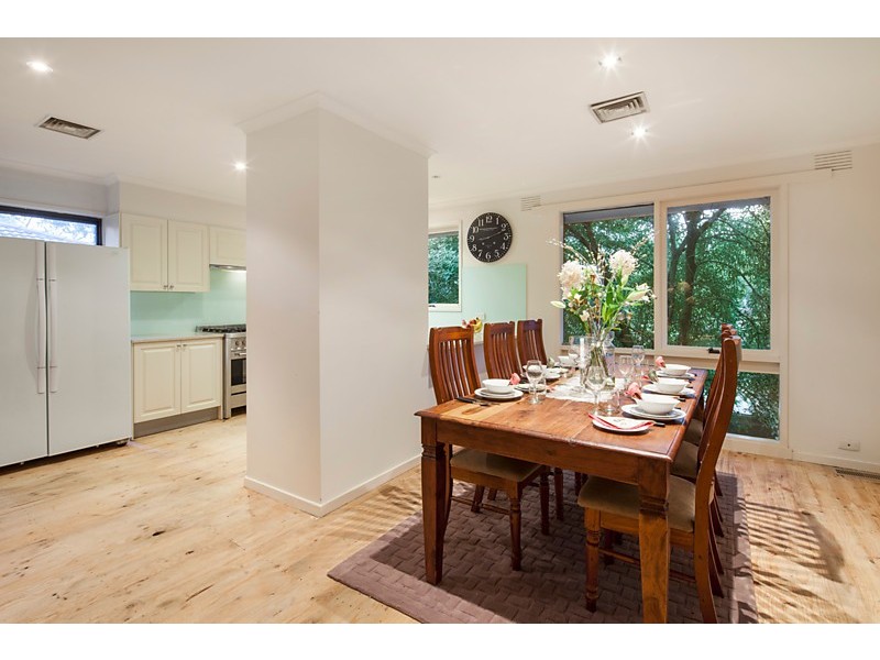6 Locksley Chase, Vermont VIC 3133