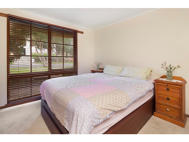 6 Locksley Chase, Vermont VIC 3133