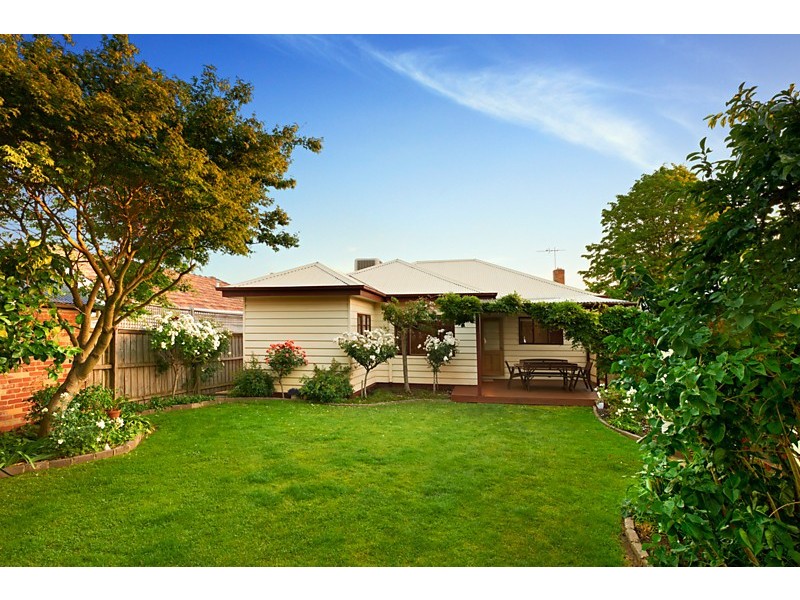 15 Dixon Grove, Blackburn VIC 3130