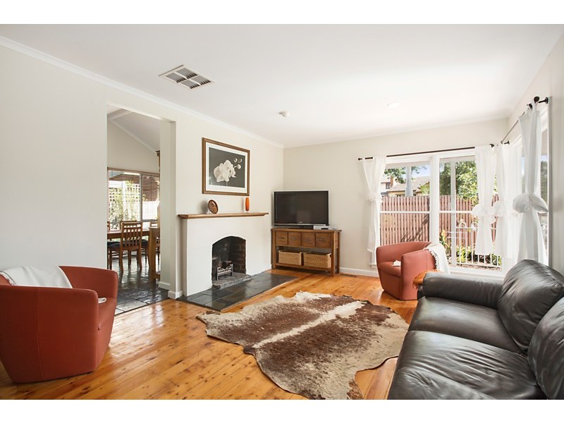 2 Rosstrevor Crescent, Mitcham VIC 3132