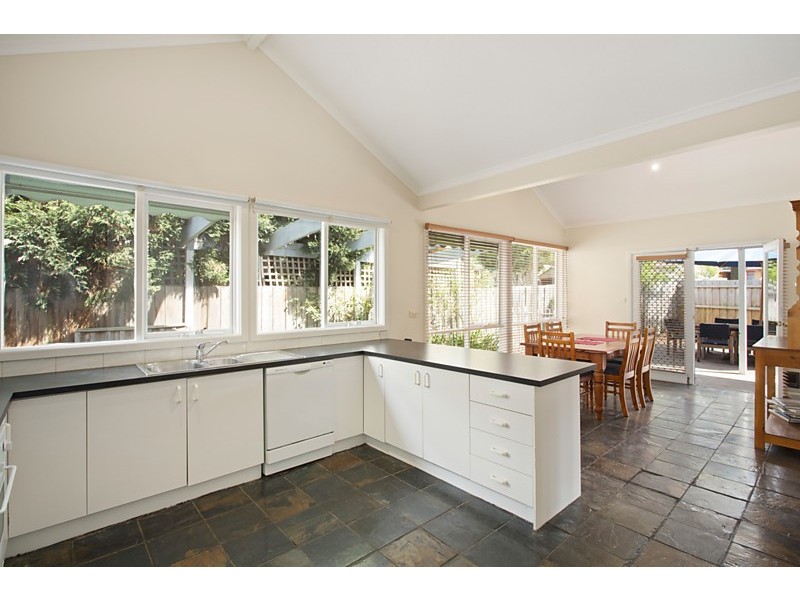2 Rosstrevor Crescent, Mitcham VIC 3132