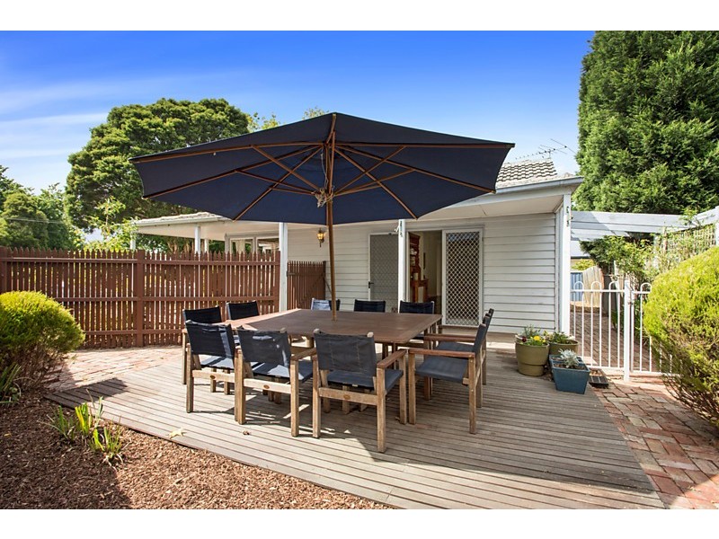 2 Rosstrevor Crescent, Mitcham VIC 3132