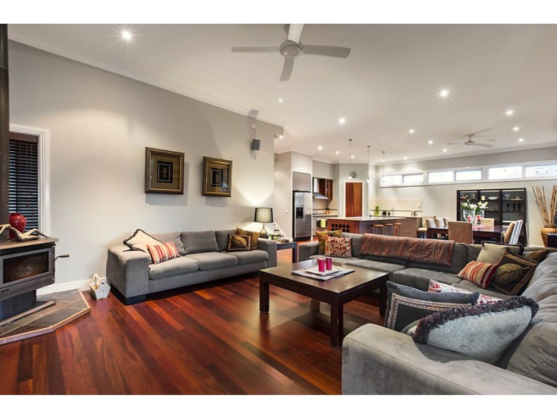 4 Prince Edward Avenue, Mitcham VIC 3132