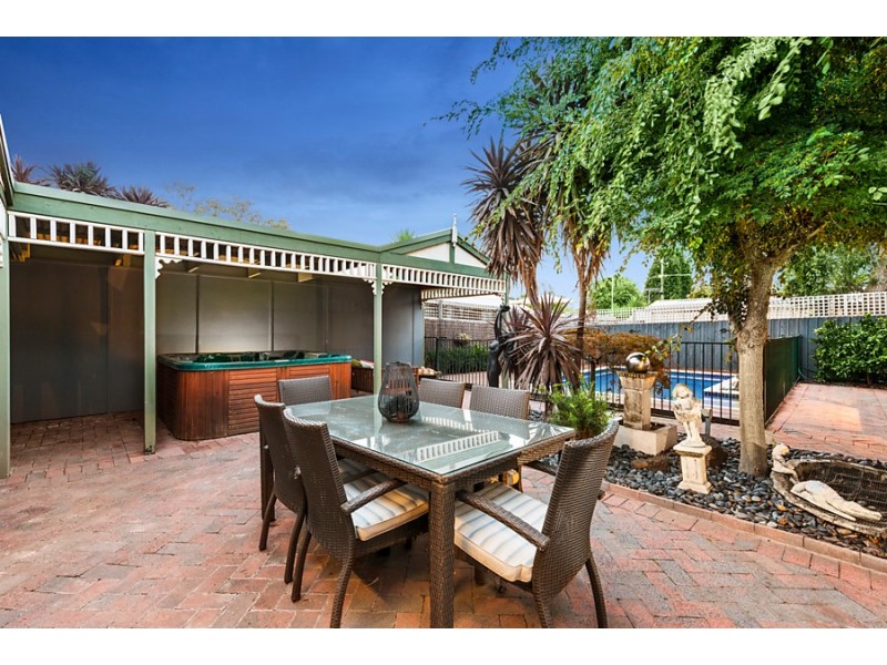 4 Luke Avenue, Blackburn VIC 3130