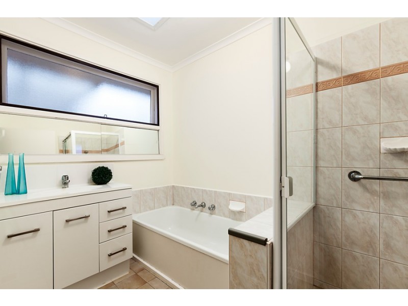 1/8 Halls Parade, Mitcham VIC 3132